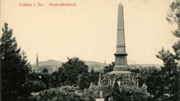 Obelisk im „Siegeshain“ Löbau, eingeweiht am „Sedantag“ 1895 (2. September) - 1946 erfolgte die Umbenennung in „Friedenshain“