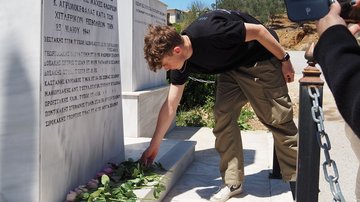 Gedenken am Mahnmal in Floria