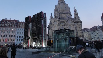 "Monument", temporäres Antikriegsdenkmal, Installation des syrisch-deutschen Künstlers Manaf Halbouni, 2017