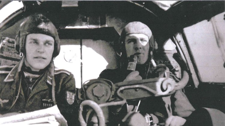Aufnahme aus dem Cockpit eines Flugzeugs (Zuordnung H. Zschenderlein unklar)