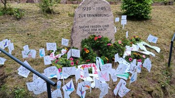 Selbstgestaltete Kränze und Friedensfähnchen, Kriegsgräberstätte für die Opfer des Zweiten Weltkriegs auf dem Neuen Johannesfriedhof Meißen