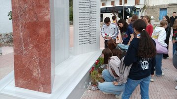 Schüler legen Blumen am Denkmal in Kakopetros nieder